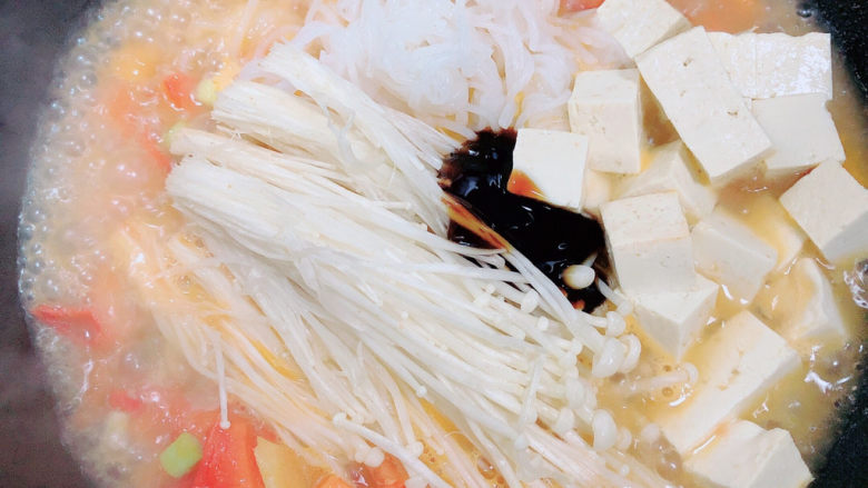 砂锅鱼头煲,加入300ml水,放入蚝油、盐。