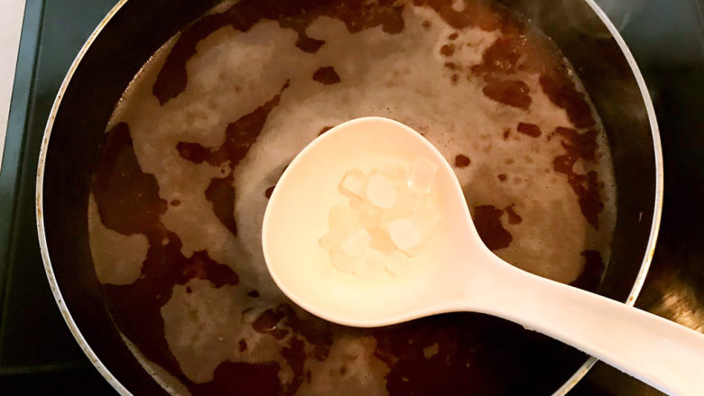 红豆汤圆,加入冰糖,烧制冰糖融化