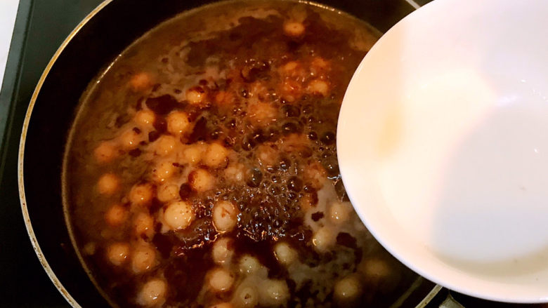 红豆汤圆,加入水淀粉,烧开调匀即可