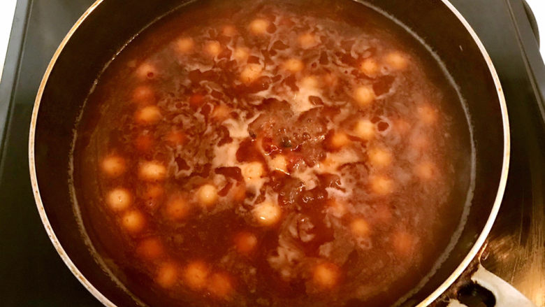 红豆汤圆,大火烧开煮3分钟,小汤圆都漂浮上来就熟了