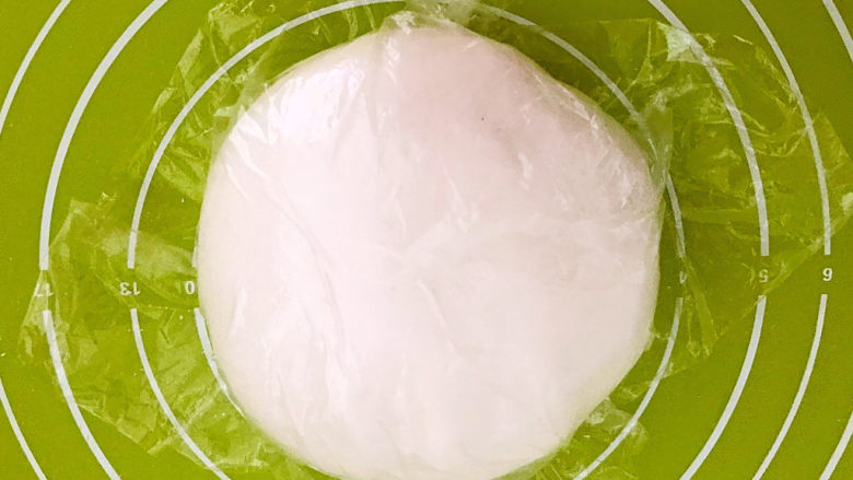 红豆汤圆,揉成光滑的面团,盖上保鲜膜,饧面10分钟