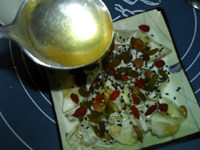 黄桃酸奶水果沙拉,淋上<a style='color:red;display:inline-block;' href='/shicai/ 865'>蜂蜜</a>,拌匀食用