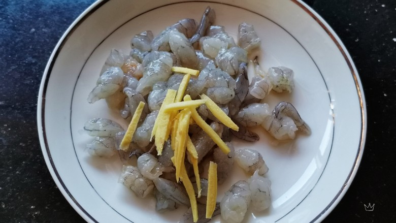 虾仁跑蛋,加入姜丝搅拌均匀腌制十分钟左右,这样可以去腥