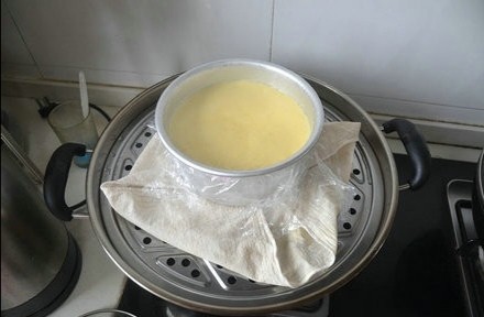 蒸锅小蛋糕🍰,给模具包上保鲜膜,以防水汽进入,上锅蒸二十几分钟
