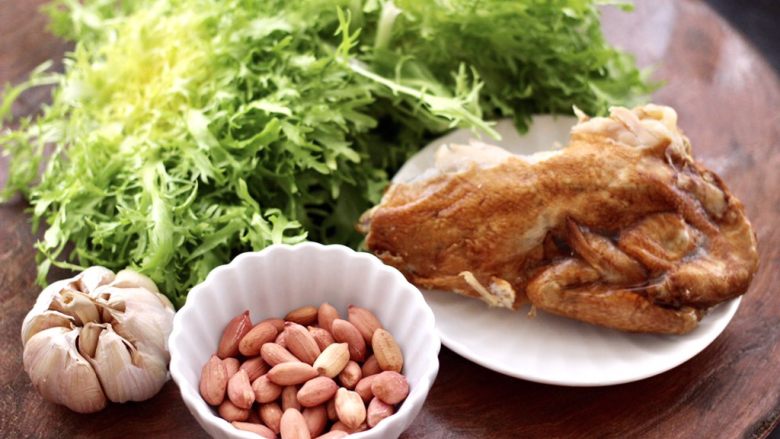 鸡丝拌苦苣,先把食材备齐,<a style='color:red;display:inline-block;' href='/shicai/ 94'>鸡肉</a>我是用的买的烧鸡。
