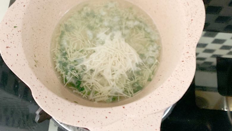 8个月加宝宝辅食:猪肉菠菜碎面,锅开后下面。(面提前敲碎)