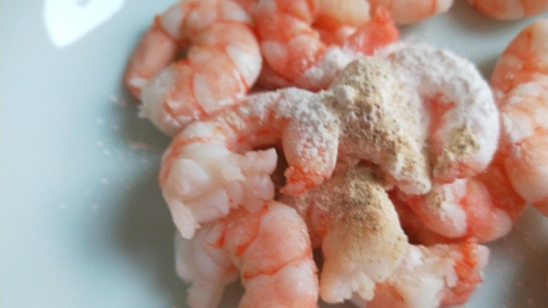 蔬菜虾仁粥,加入姜粉,<a style='color:red;display:inline-block;' href='/shicai/ 718'>料酒</a>抓均匀淹制。