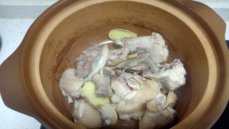 鸡肉炖香菇、土豆、木耳、腐竹、白菜,鸡肉焯水后放入砂锅中,放入<a style='color:red;display:inline-block;' href='/shicai/ 37'>姜</a>片