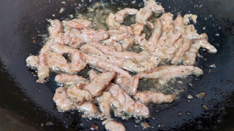 杏鲍菇炒牛肉,炒锅内倒适量的调和油烧热,下入黑椒牛柳炒熟,盛出备用。