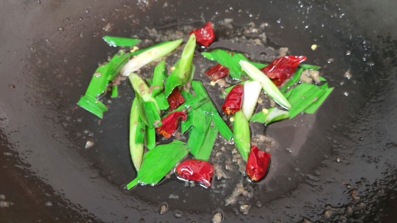 杏鲍菇炒牛肉,锅里重新倒入调和油烧热(忽略我没有洗锅),下入蒜苗和干红辣椒炒香。