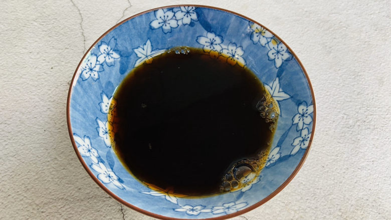 粉丝蒸金针菇,取一空碗加入两勺<a style='color:red;display:inline-block;' href='/shicai/ 864'>蒸鱼豉油</a>、一勺<a style='color:red;display:inline-block;' href='/shicai/ 721'>蚝油</a>、一勺<a style='color:red;display:inline-block;' href='/shicai/ 750'>陈醋</a>，适量的<a style='color:red;display:inline-block;' href='/shicai/ 3729'>白糖</a>、<a style='color:red;display:inline-block;' href='/shicai/ 134296'>白胡椒粉</a>、<a style='color:red;display:inline-block;' href='/shicai/ 756'>鸡精</a>、清水调匀