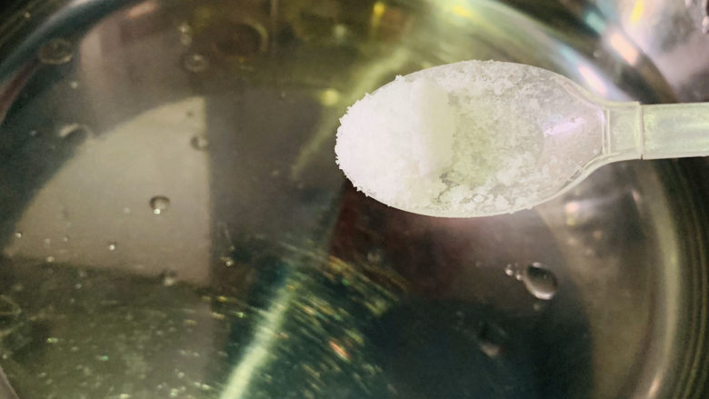 菠菜鸡蛋羹,汤锅加盐,少许油,煮沸,油让青菜更翠绿