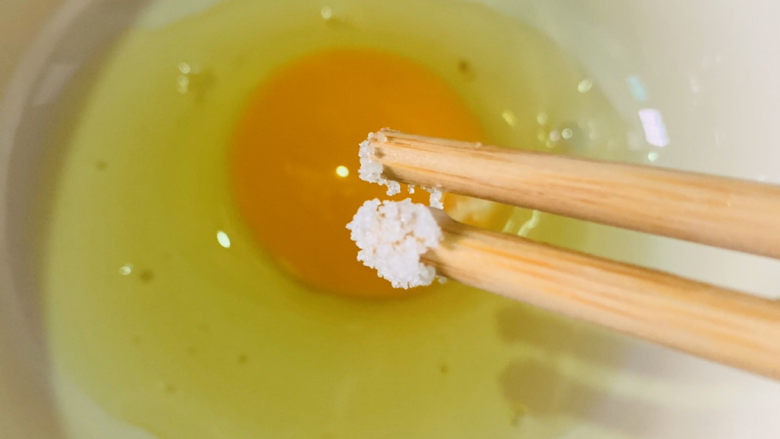 菠菜鸡蛋羹,用筷子粘点盐,将蛋打散,待用
