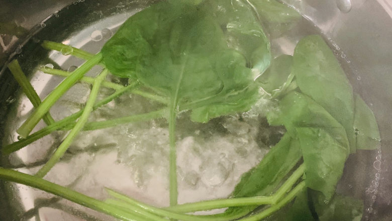菠菜鸡蛋羹,煮费的水里加入菠菜,捞30秒