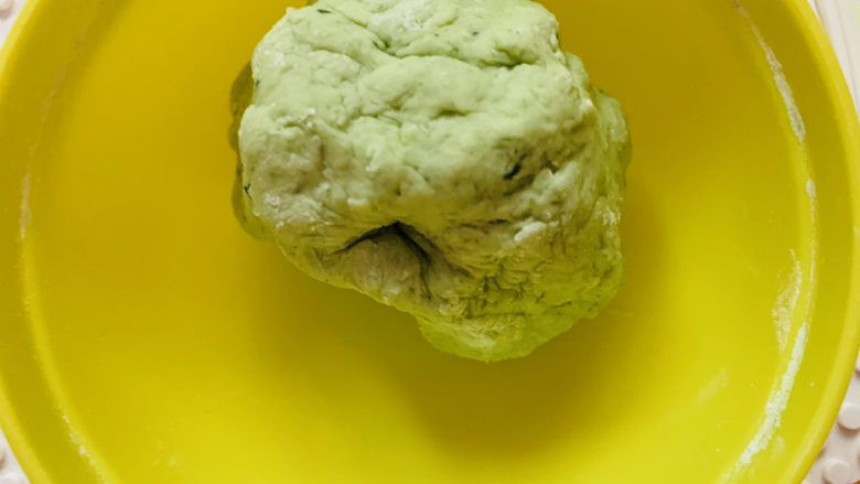 菠菜鸡蛋羹,我将多余的菠菜汁揉了面团,给娃当泥玩