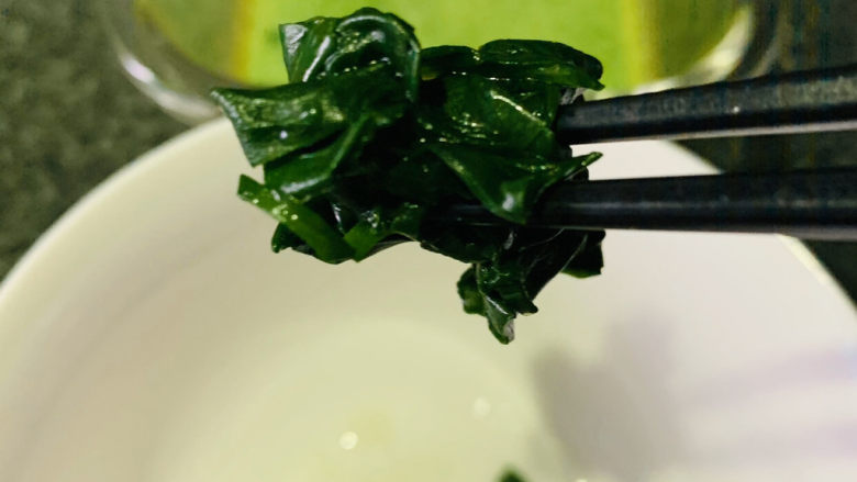 菠菜鸡蛋羹,将蒸好的蛋取出,把之前留存的菠菜叶摆在上方