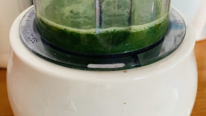 菠菜鸡蛋羹,启动搅拌机,将菠菜打成汁