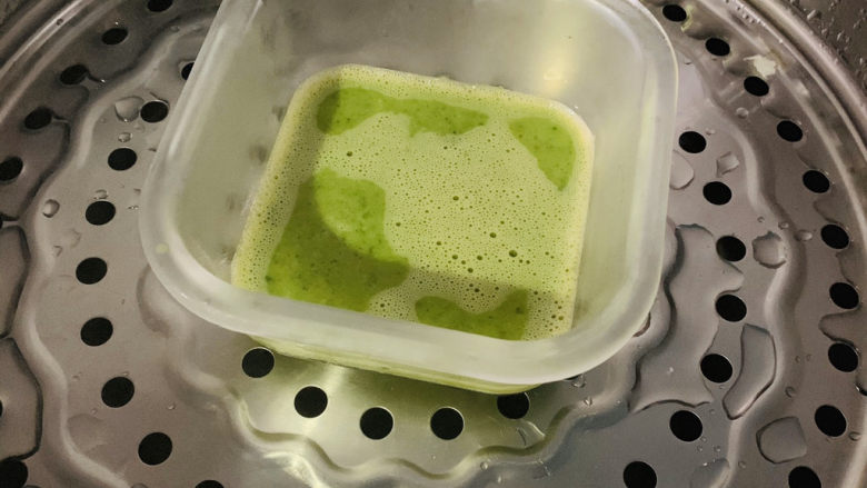 菠菜鸡蛋羹,放入事先煮沸好的蒸锅中,中小火蒸10分钟,根据蛋液的量和火的大小,可以随时打开过看蒸的情况