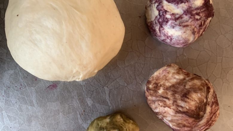 炫彩bread.,取500g面团分成1大3小的面团揉出不同色彩的面团