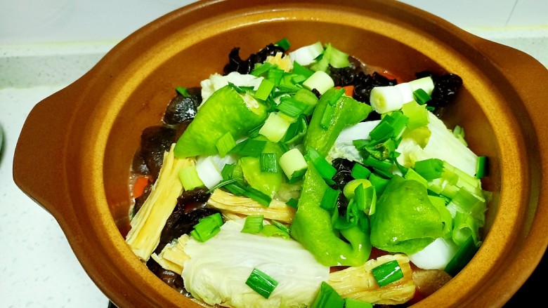 鸡肉炖香菇、土豆、木耳、腐竹、白菜,炖5分钟,放入青椒和蒜苗