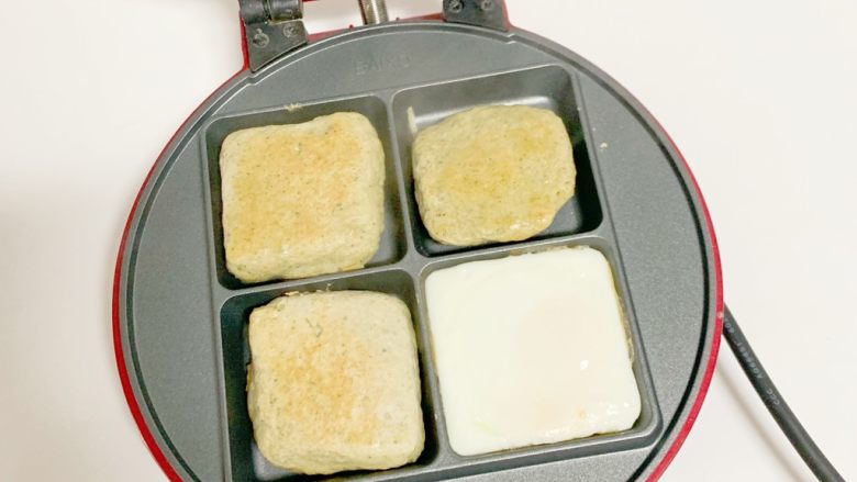 西兰花牛肉饼,翻个面再煎3分钟