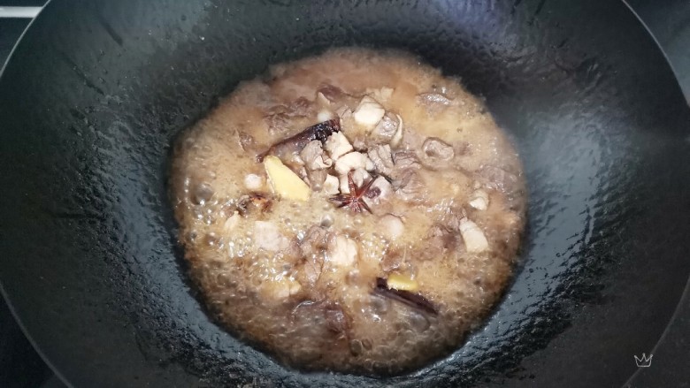 番茄牛腩面,炒匀小火烧一会,夹出桂皮,茴香