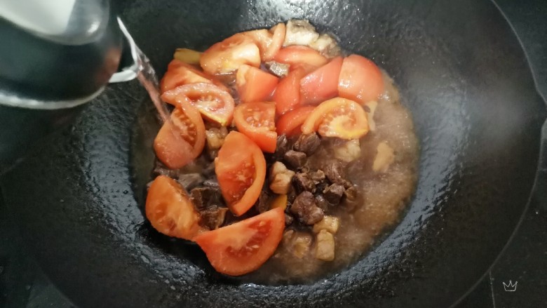 番茄牛腩面,倒入多一点的开水大火烧开,转中小火烧30分钟