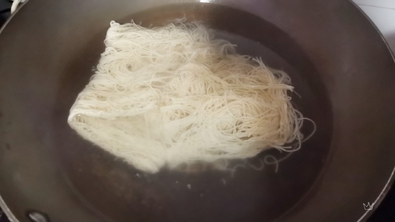 番茄牛腩面,另起锅,水烧开放入面饼烧熟