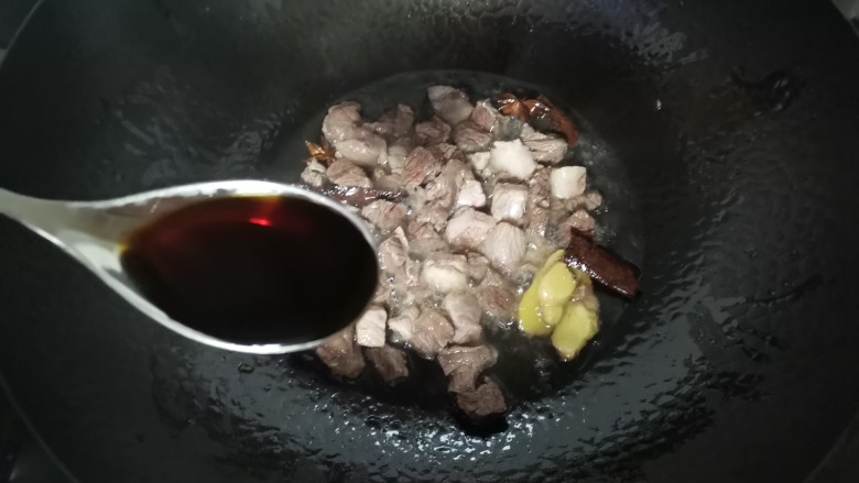 番茄牛腩面,加入2勺生抽,1勺耗油
