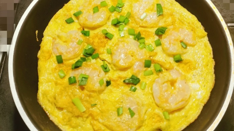 虾仁跑蛋,撒上香菜碎 关火