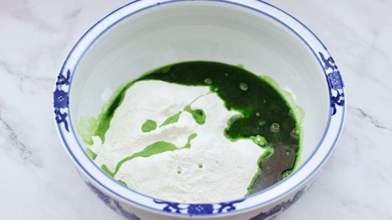 扇贝香干翠玉饺子,把菠菜叶榨汁过滤取出170克,放入麦芯粉里。