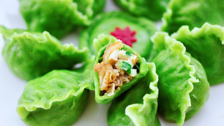 扇贝香干翠玉饺子,一口一个停不下来,嘻嘻,老公一口气吃了两盘还意犹未尽。