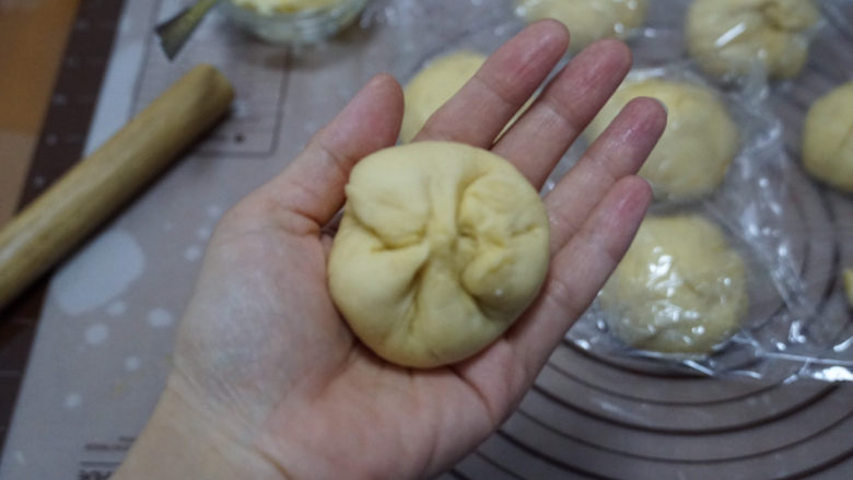 摩卡咖啡面包,底部捏紧,以防黄油漏出。