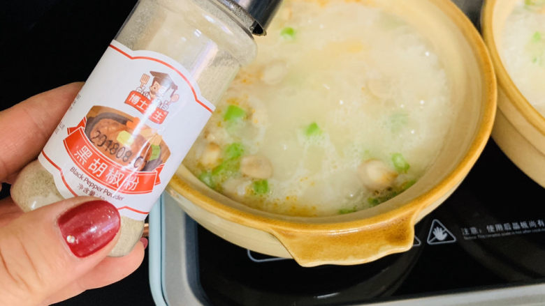 蔬菜虾仁粥,下入胡椒调味,不喜欢可以不放。
