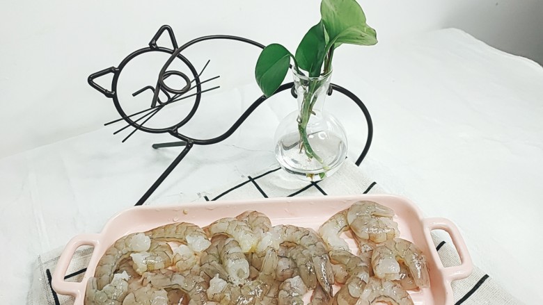 虾仁跑蛋,剥去外壳,再清洗一遍
