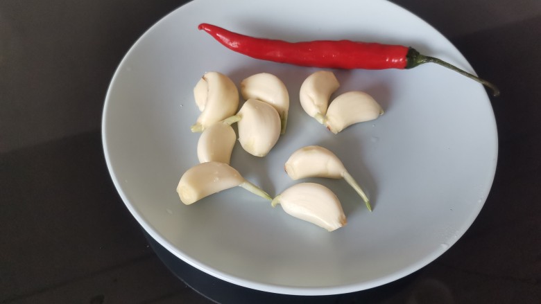 粉丝蒸金针菇,洗净蒜,小米辣