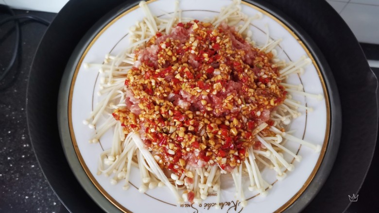 粉丝蒸金针菇,蒜蓉铺在肉末上,冷水上锅,水开蒸15分钟