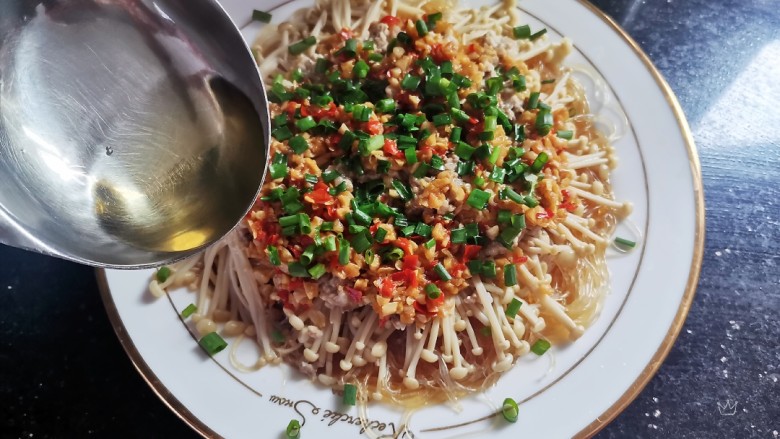 粉丝蒸金针菇,散上葱花,再次淋上热油