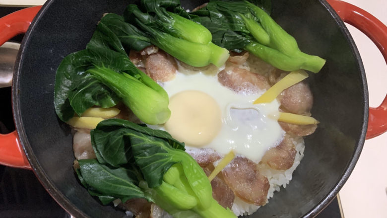 腊味煲仔饭,放入菜心继续小火焖饭
慢慢地转动锅,使锅四周受热均匀,焖出锅巴