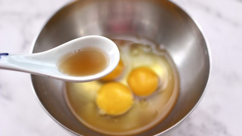 菠菜鸡蛋羹,鸡蛋打入碗中,先加入<a style='color:red;display:inline-block;' href='/shicai/ 718'>料酒</a>。