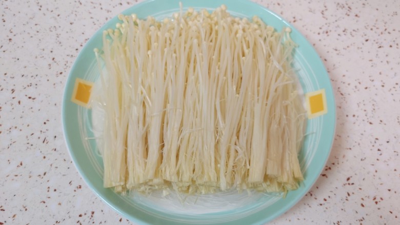 粉丝蒸金针菇,撕开摆在粉丝上面。