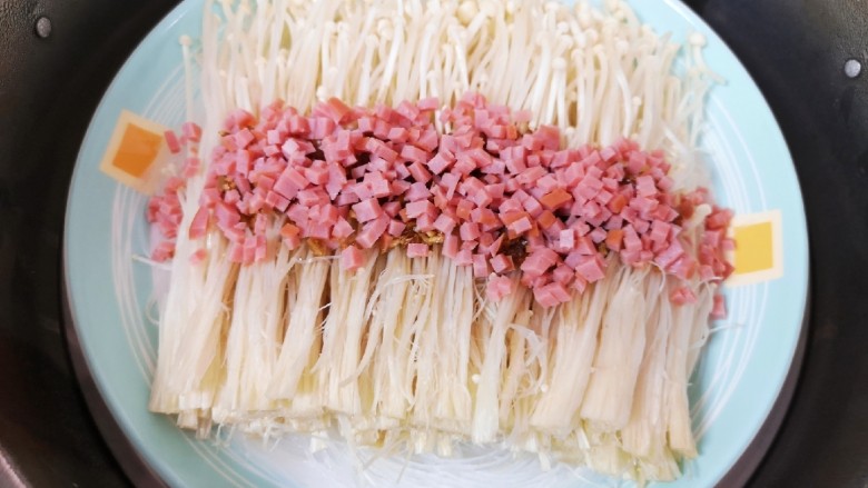 粉丝蒸金针菇,将粉丝金针菇放入蒸锅,大火烧开以后转中火蒸10分钟关火。