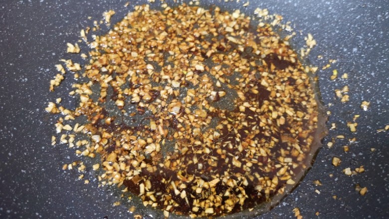 粉丝蒸金针菇,加入少许开水搅拌均匀,味道稍微调重一些。