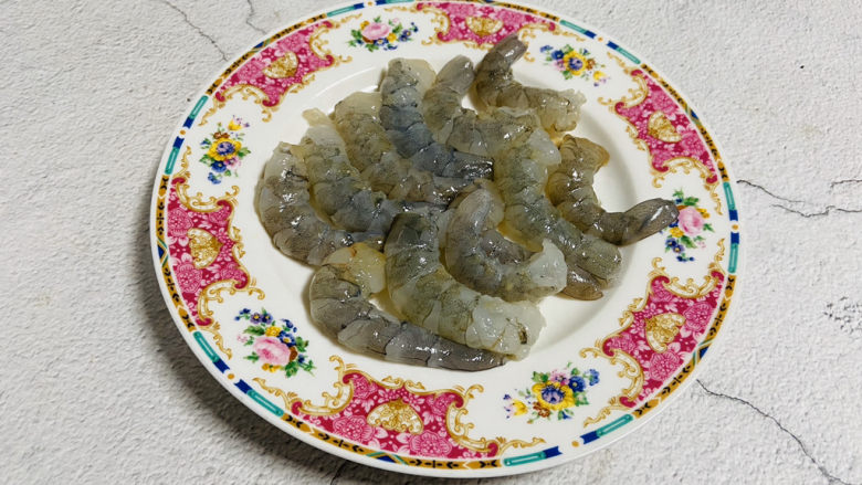 虾仁跑蛋,买回来的虾清洗干净,剥去虾头去除虾线