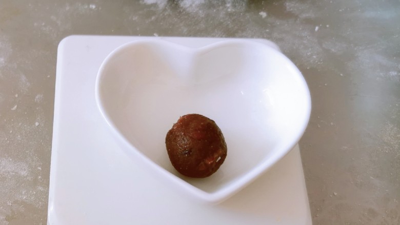 油炸汤圆,取一份豆沙和糯米面团称重 豆沙每份约6克 糯米面约12克