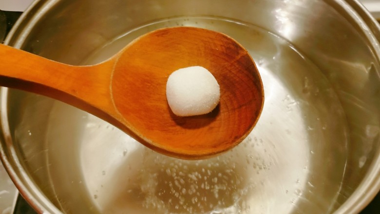 油炸汤圆,汤锅烧开水 放入包好的汤圆