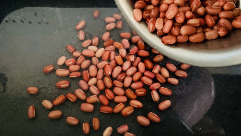 红豆汤圆,浸泡好的红豆放入锅中大火烧开转中火,煮15分钟。
