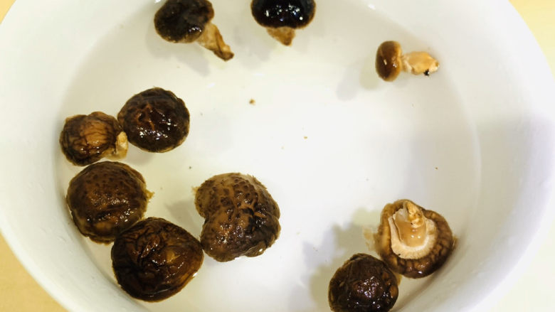 香菇排骨粥,将干香菇用水泡开;
