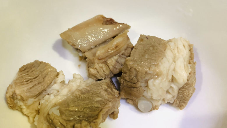 香菇排骨粥,<a style='color:red;display:inline-block;' href='/shicai/ 434'>排骨</a>沸水捞完备用;