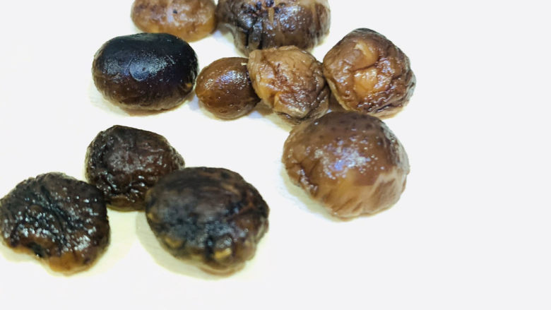 香菇排骨粥,将泡开的香菇捞出;